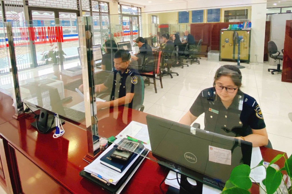 Hải quan đường sắt quốc tế Lào Cai nỗ lực thu ngân sách