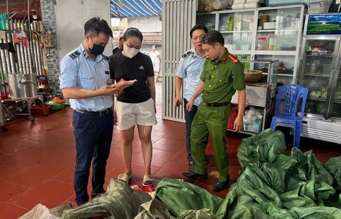 Hà Nội: Tạm giữ 9.400 sản phẩm xúc xích không đảm bảo an toàn thực phẩm