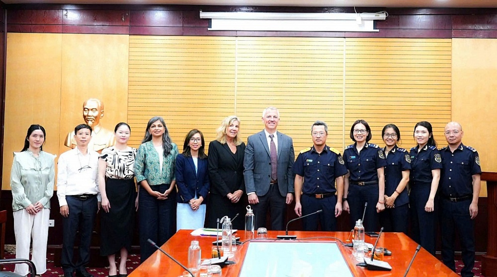 Phó Cục trưởng Cục Hải quan Âu Anh Tuấn đã chủ trì tiếp và làm việc với Đoàn đại diện cấp cao Tập đoàn Walmart do ông Jeff Rice, Phó Chủ tịch cấp cao toàn cầu phụ trách về Tuân thủ, Chuỗi cung ứng và Nguồn hàng 