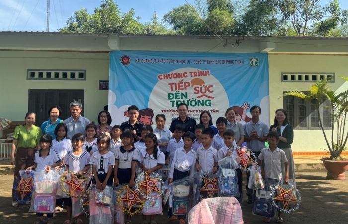 Tiếp sức trẻ em đến trường: Lan tỏa yêu thương từ cửa khẩu biên giới