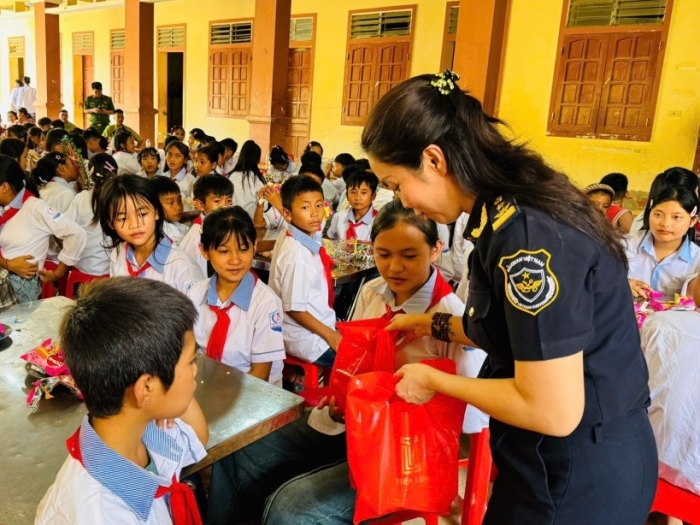 Thanh niên Hải quan khu vực V nâng bước học sinh biên giới đến trường