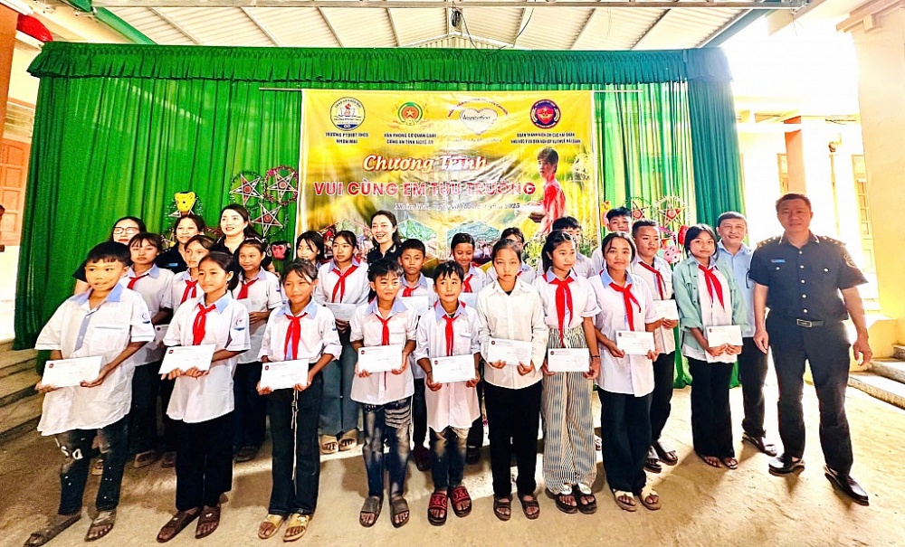Thanh niên Hải quan khu vực V nâng bước học sinh biên giới đến trường