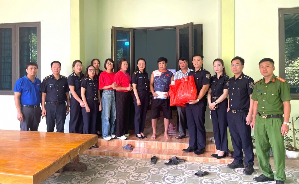 Thanh niên Hải quan khu vực V nâng bước học sinh biên giới đến trường