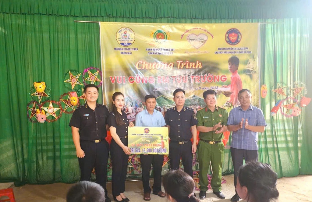 Thanh niên Hải quan khu vực V nâng bước học sinh biên giới đến trường