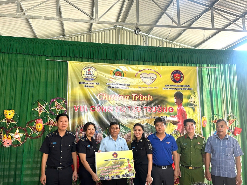 Thanh niên Hải quan khu vực V nâng bước học sinh biên giới đến trường