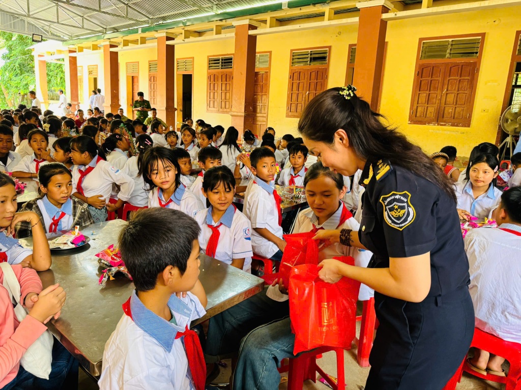 Thanh niên Hải quan khu vực V nâng bước học sinh biên giới đến trường