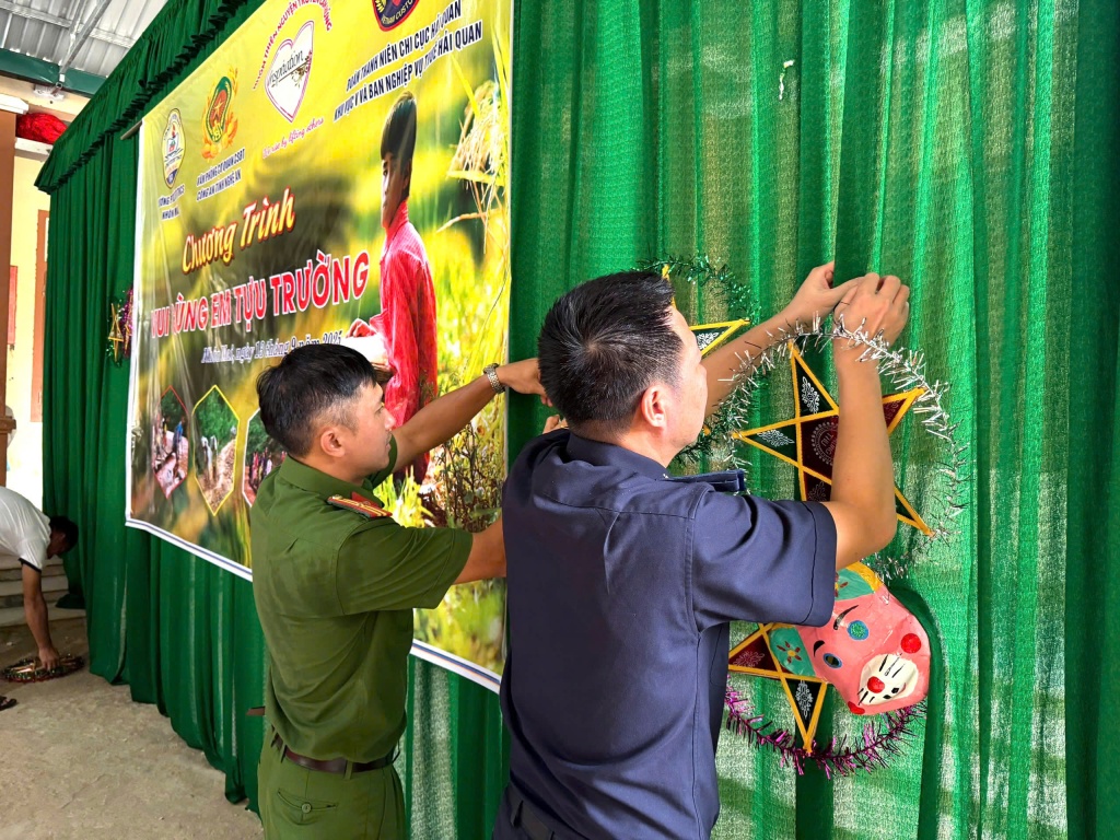 Thanh niên Hải quan khu vực V nâng bước học sinh biên giới đến trường