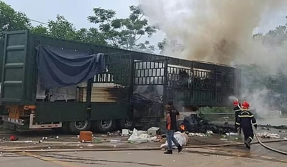 Các lực lượng chức năng tiến hành dập lửa cứu hộ phương tiện, phát hiện số hàng hóa không rõ nguồn gốc xuất xứ. Ảnh: CALS
