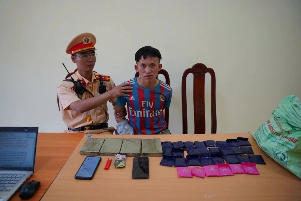 Bắt đối tượng vận chuyển 4 bánh heroin, 6.000 viên ma túy tại Điện Biên