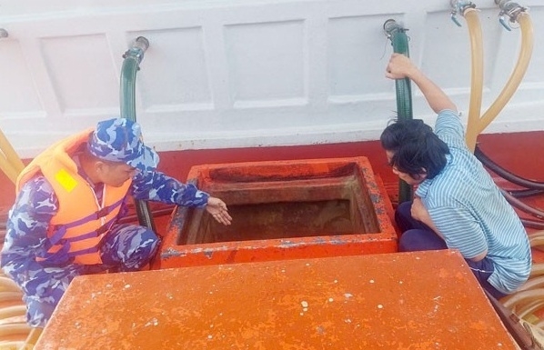 Cảnh sát biển tạm giữ tàu chở hơn 110.000 lít dầu DO không rõ nguồn gốc