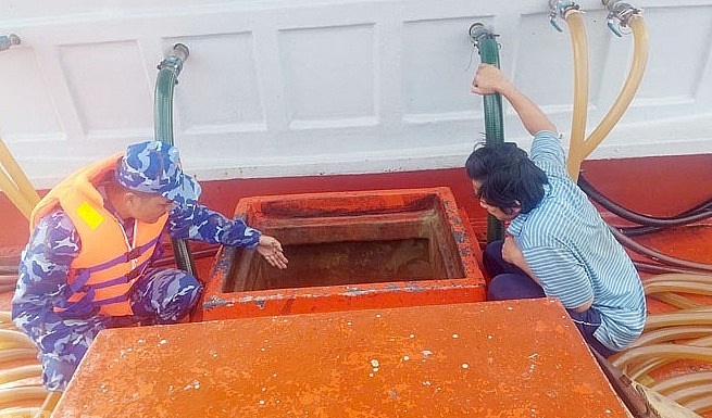Lực lượng Cảnh sát biển số dầu DO vi phạm. Ảnh: CSB 4