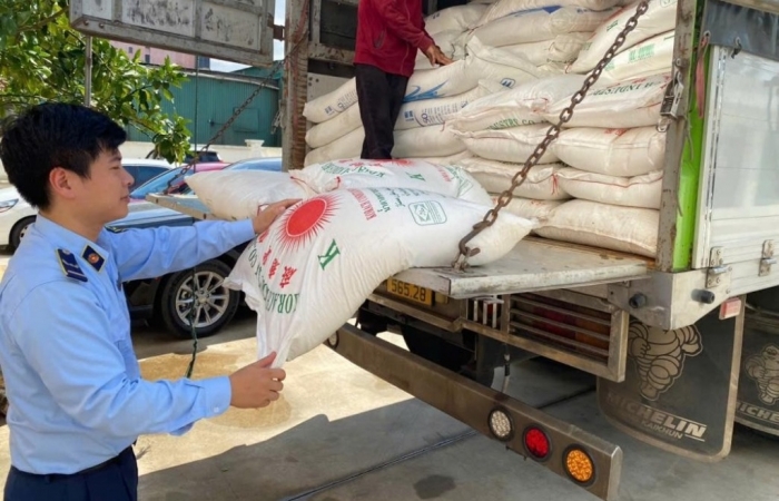 Nghệ An phát hiện, tạm giữ 3 tấn đường cát có dấu hiệu nhập lậu