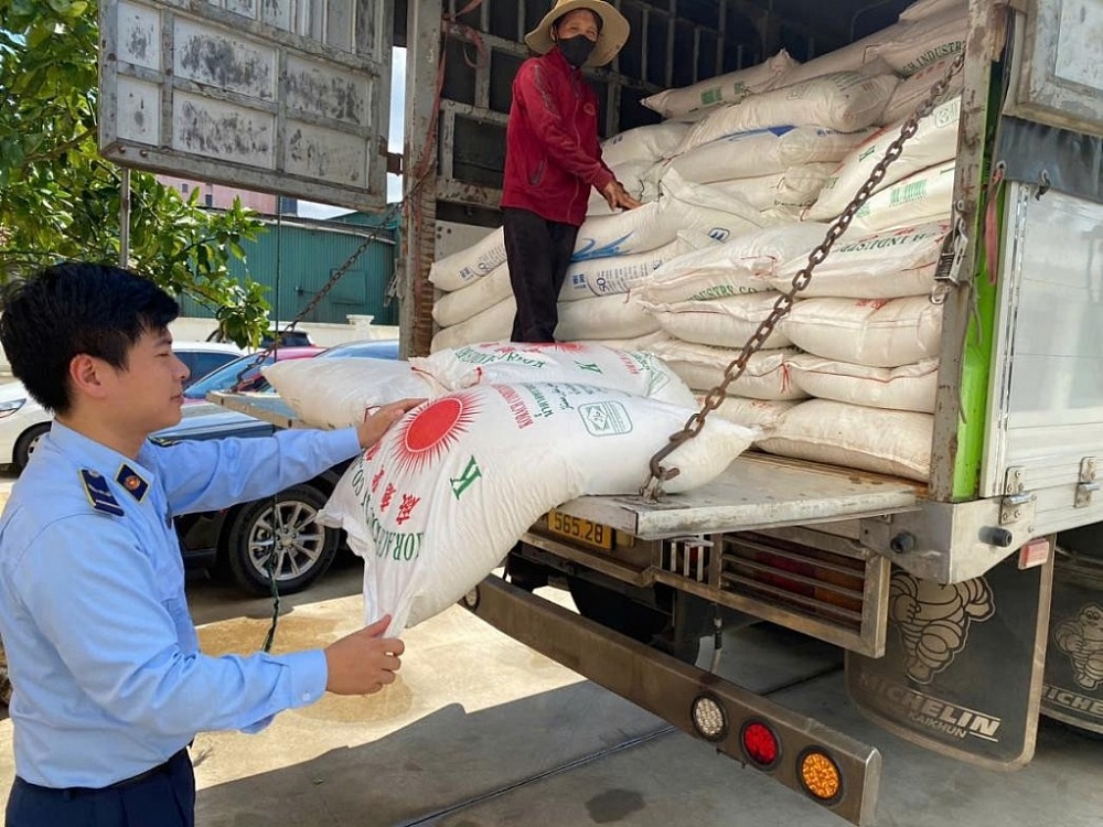 Lực lượng Quản lý thị trường kiểm tra số hàng. 