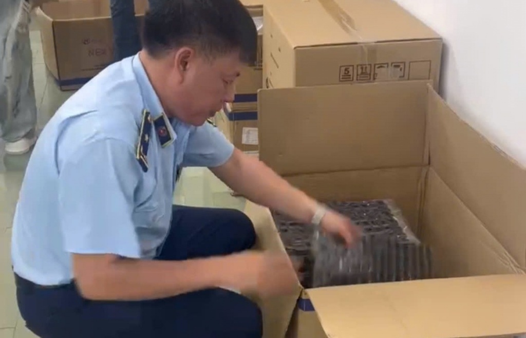Thu giữ hàng chục máy móc, thiết bị để lắp ráp thuốc lá điện tử