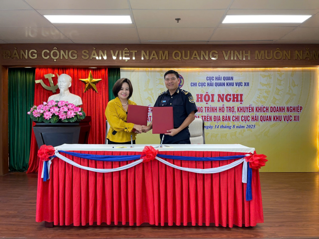 Đại diện Chi cục Hải quan khu vực XII ký kết Biên bản ghi nhớ với doanh nghiệp XNK.