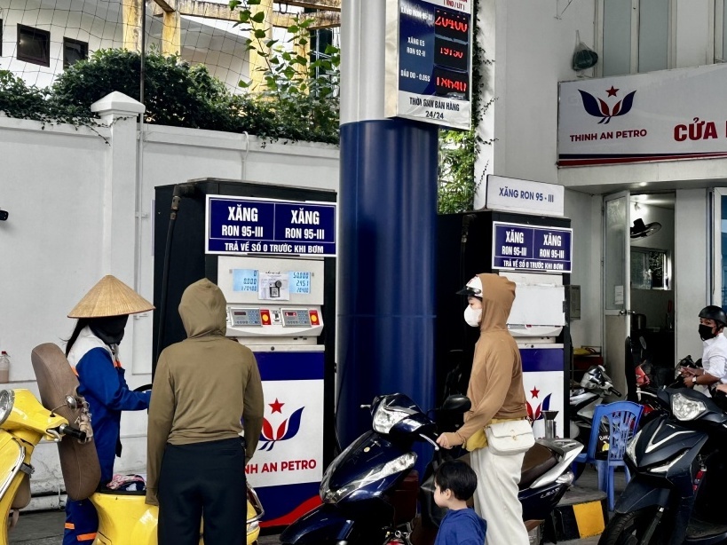 Xăng RON 95-III vượt mốc 20.500 đồng/lít