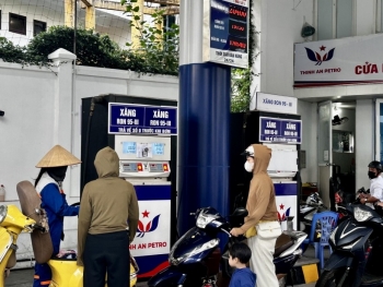Xăng RON 95-III vượt mốc 20.500 đồng/lít