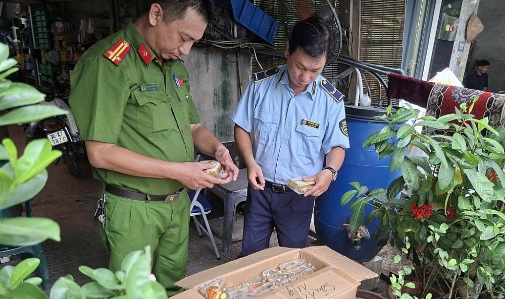 Lực lượng chức năng kiểm tra hàng hóa vi phạm.