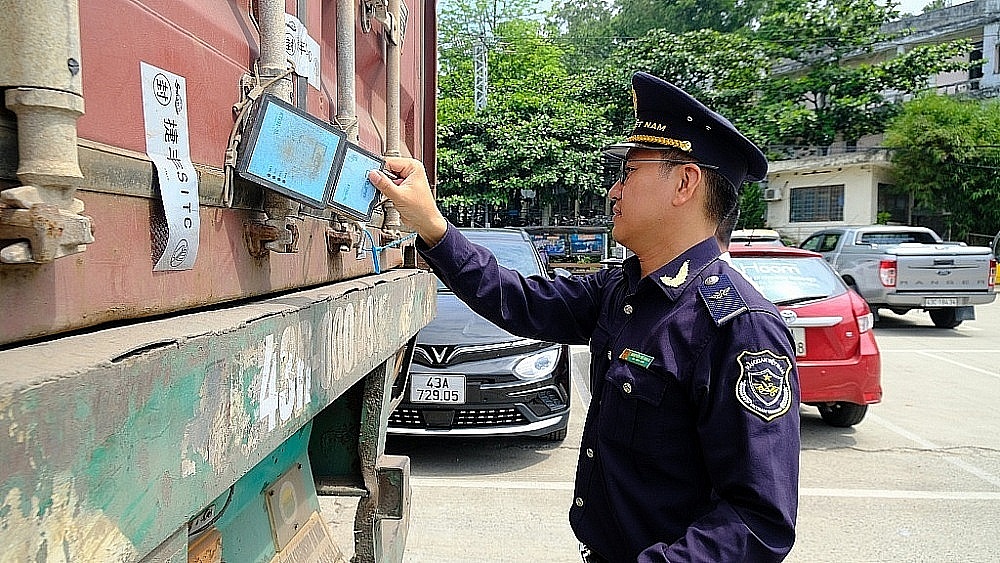 Công chức Hải quan cửa khẩu cảng Đà Nẵng kiểm tra, giám sát hàng hóa. Ảnh: N. Linh