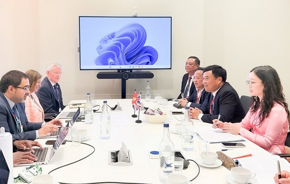 Cục trưởng Cục Hải quan Việt Nam Nguyễn Văn Thọ và bà Megan Shaw, đại diện lãnh đạo được ủy quyền của Cơ quan Thuế và Hải quan Anh đã ký Tuyên bố Ý định hợp tác giữa Cục Hải quan Việt Nam và HMRC nhằm thống nhất việc thúc đẩy rà soát thực hiện các thủ tục trong nước để sớm đi đến ký kết Hiệp định hợp tác cấp Chính phủ giữa Việt Nam và Vương quốc Anh về hợp tác và hỗ trợ hành chính lẫn nhau trong lĩnh vực hải quan. Cục trưởng Cục Hải quan Việt Nam Nguyễn Văn Thọ và bà Megan Shaw, đại diện lãnh đạo được ủy quyền của Cơ quan Thuế và Hải quan Anh đã ký Tuyên bố Ý định hợp tác giữa Cục Hải quan Việt Nam và HMRC nhằm thống nhất việc thúc đẩy rà soát thực hiện các thủ tục