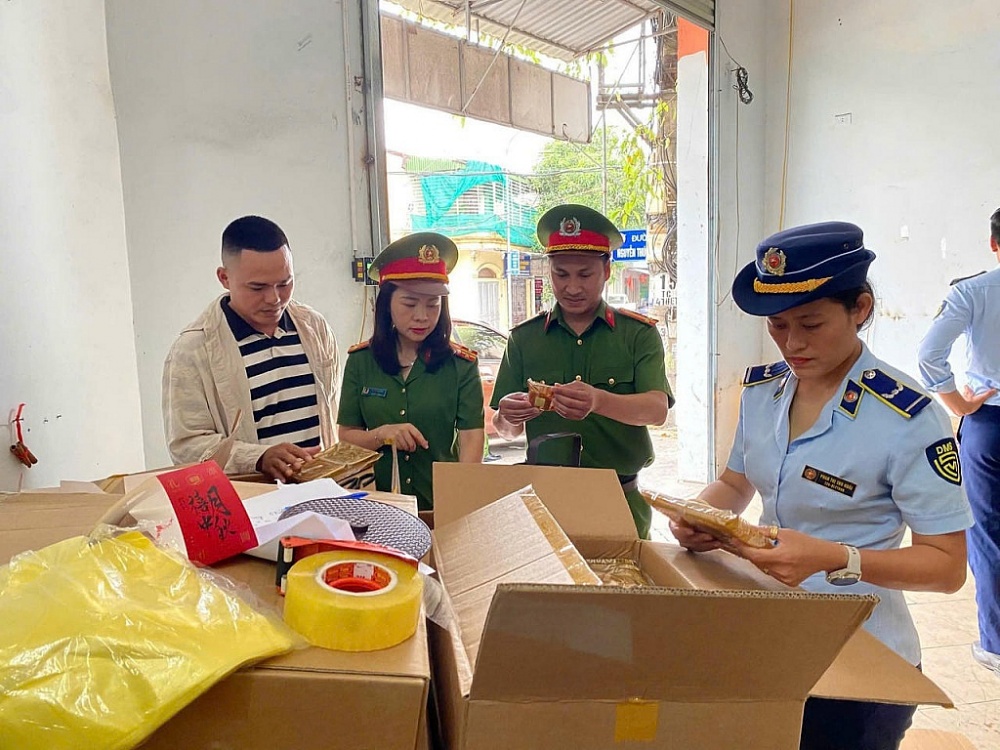 Lực lượng chức năng Nghệ An vừa phát hiện 2 cơ sở kinh doanh buôn bán gần 4.200 chiếc bánh Trung thu không rõ nguồn gốc xuất xứ.