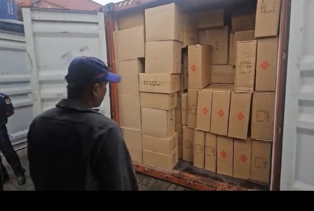 Bắt nhóm đối tượng làm giả hồ sơ nhập lậu 3 container hàng hóa