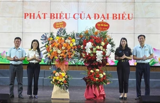Trao học bổng cho 30 sinh viên xuất sắc khoa Thuế và Hải quan