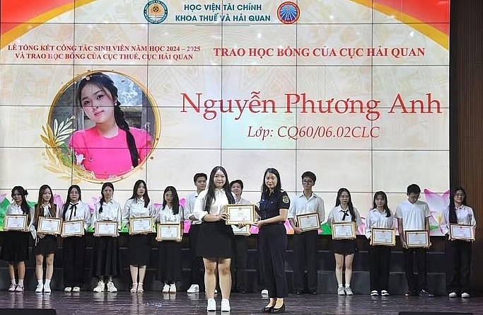 Bà Trương Nha Trang, Phó Trưởng Ban Tổ chức cán bộ (Cục Hải quan), trao Giấy khen và học bổng của Cục Hải quan cho 15 sinh viên có thành tích học tập xuất sắc năm 2024-2025.