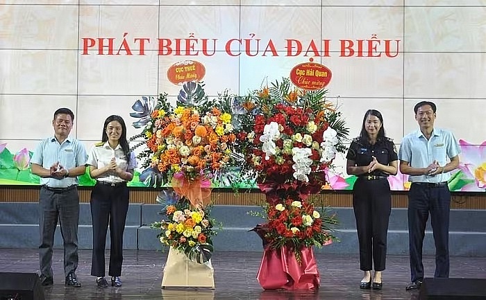 Đại diện Cục Thuế và Cục Hải quan tặng hoa chúc mừng Khoa Thuế và Hải quan.