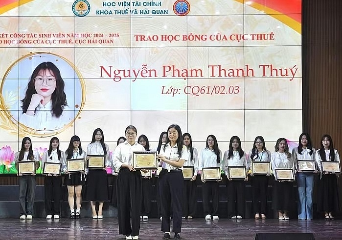 Bà Vũ Thị Thu Hà - Phó Trưởng Ban Tổ chức cán bộ (Cục Thuế), trao học bổng của Cục Thuế cho 15 sinh viên có thành tích học tập xuất sắc năm 2024-2025. 