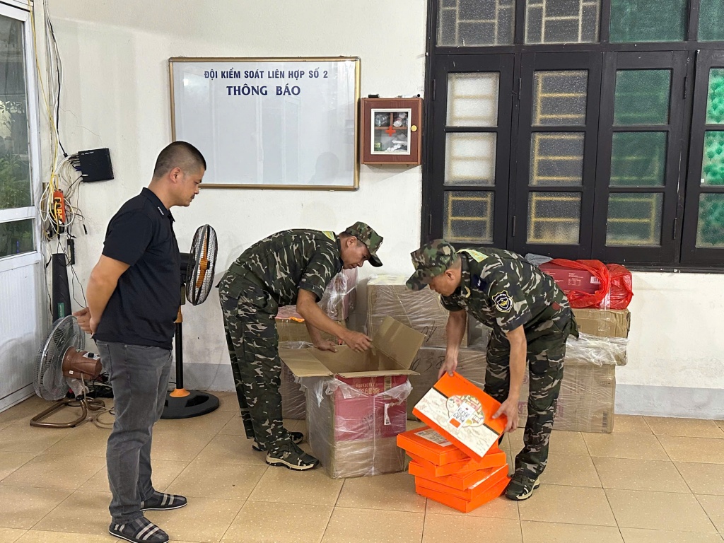 Lực lượng kiểm soát Hải quan kiểm tra hàng hoá vi phạm.