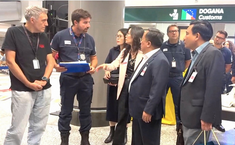 Hải quan sân bay Malpensa được trang bị máy soi tích hợp trí tuệ nhân tạo (AI) và máy học, hỗ trợ công tác kiểm tra thực tế hành lý của hành khách có rủi ro cao, bên cạnh hệ thống soi chiếu hành lý ký gửi.