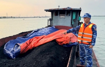 Vùng Cảnh sát biển 1 bắt giữ tàu chở 110 tấn than không rõ nguồn gốc