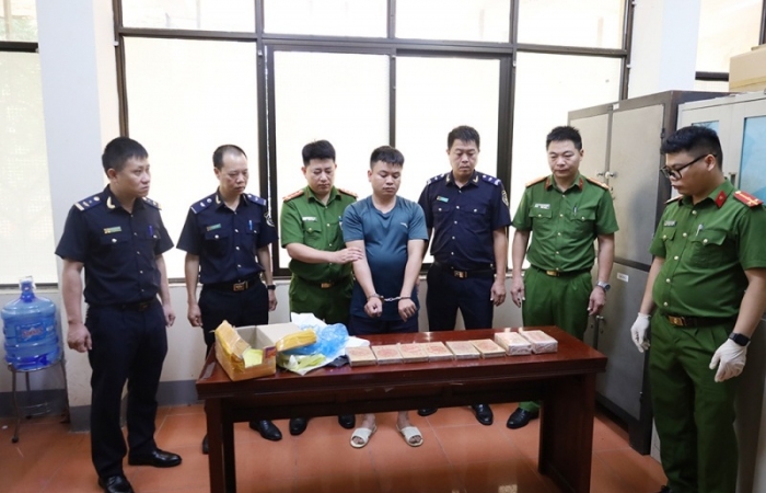 Hải quan khu vực VI phối hợp bắt 3 đối tượng vận chuyển 10 bánh heroin