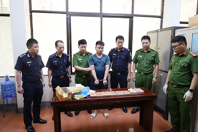 Lực lượng chức năng bắt giữ đối tượng vận chuyển ma túy. 