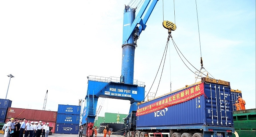 Bốc dỡ hàng hóa từ chuyến tàu XIN YUAN 237 tại cảng Cửa Lò.
