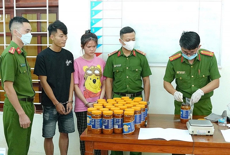 Lực lượng chức năng giám định tang vật. 