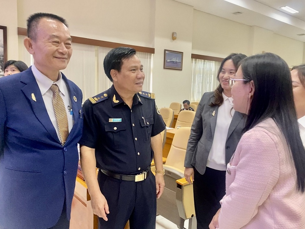 Chi cục trưởng Chi cục Hải quan khu vực XVIII Lê Văn Trung trao đổi với doanh nghiệp bên lề hội nghị. Ảnh: T.D