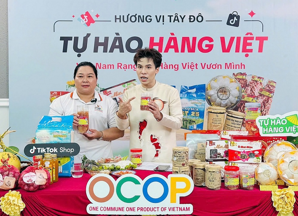 3 giờ chốt 500 đơn hàng từ một phiên livestream bán toàn đặc sản Tây Đô