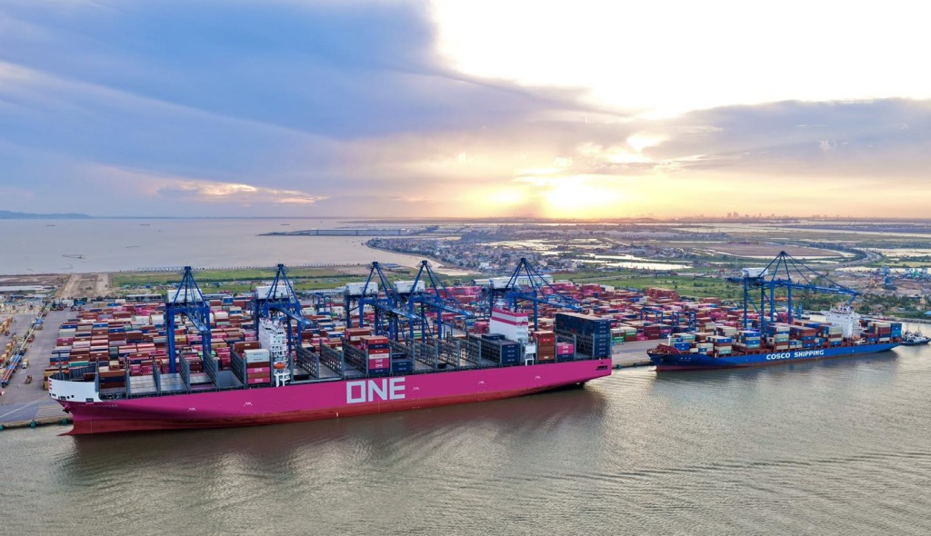 Hải quan Đình Vũ thông quan nhanh hàng hóa trên tàu container lớn nhất về Lạch Huyện