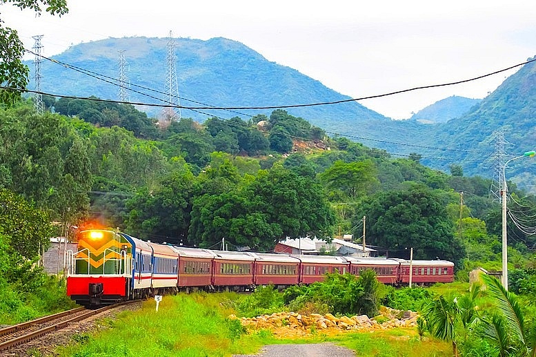 Tuyến đường sắt Hải Phòng - Hạ Long - Móng Cái dự kiến dài khoảng 187 km, xuất phát từ ga Nam Đình Vũ (Hải Phòng) và kết thúc tại khu vực Móng Cái (Quảng Ninh)