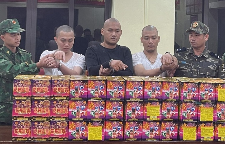 Hải quan Trà Lĩnh phối hợp bắt quả tang vụ vận chuyển hơn 1 tạ pháo nổ