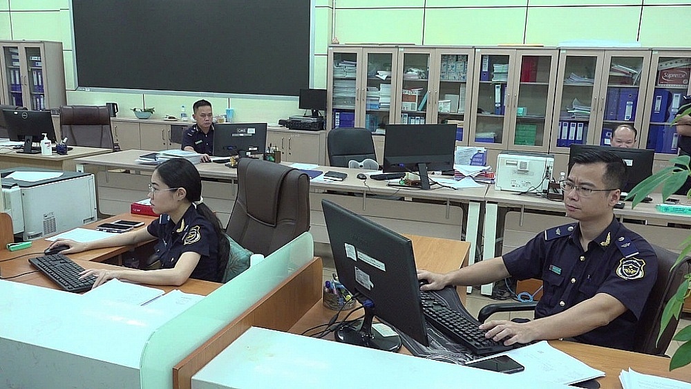 Hoạt động nghiệp vụ tại Hải quan cửa khẩu quốc tế Móng Cái. Hoạt động nghiệp vụ tại Hải quan cửa khẩu quốc tế Móng Cái.