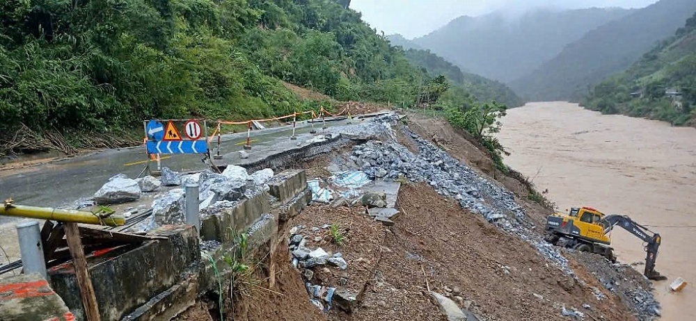 Nhiều đoạn trên quốc lộ 7 đi cửa khẩu quốc tế Nậm Cắn đã sạt lở, gây ách tắc giao thông.