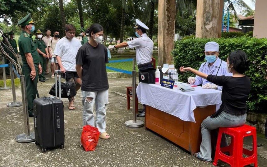 Hải quan cửa khẩu Thường Phước hỗ trợ, tạo thuận lợi tiếp nhận 39 công dân