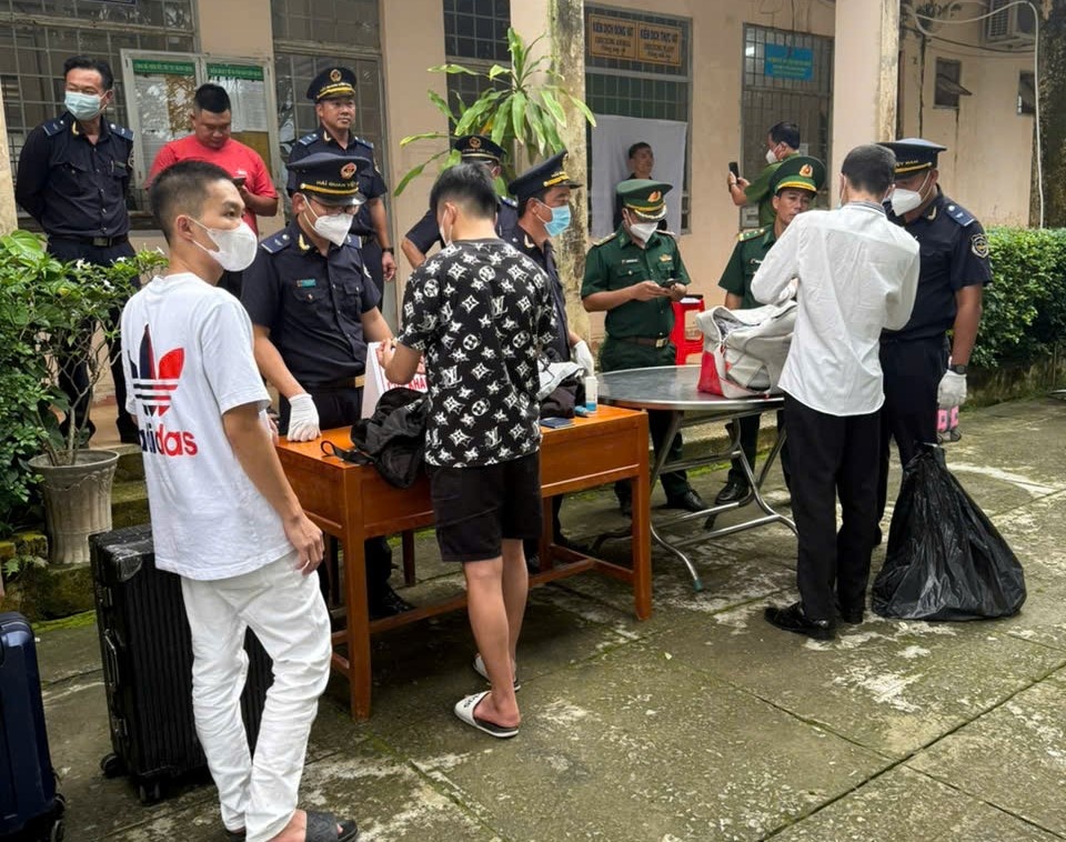 Hải quan cửa khẩu Thường Phước hỗ trợ, tạo thuận lợi tiếp nhận 39 công dân