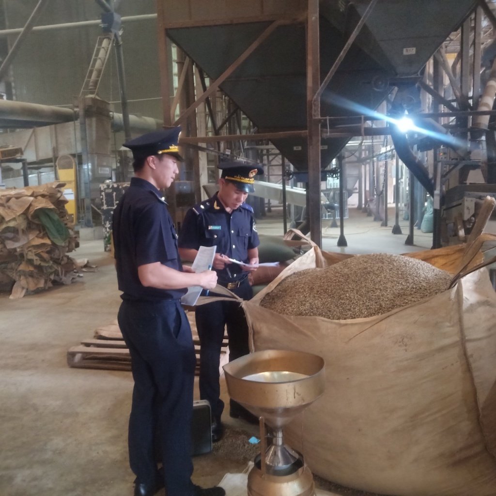 Công chức Chi cục Hải quan khu vực XIV kiểm tra thực tế hàng hóa XNK