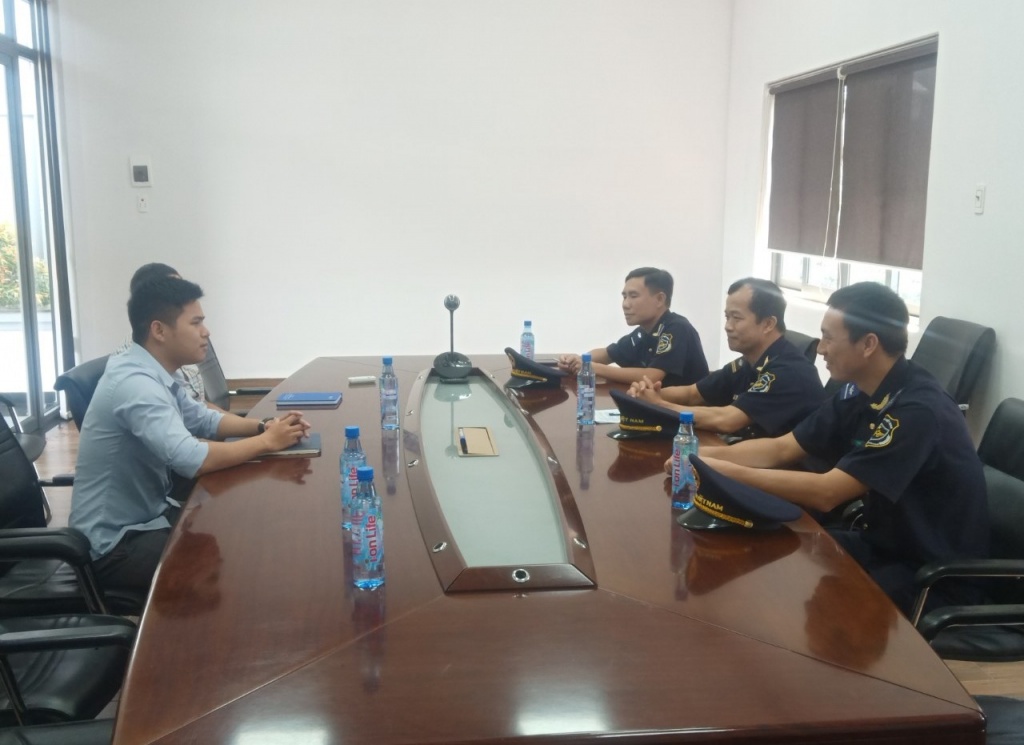 Cán bộ công chức Chi cục Hải quan Khu vực XIV lắng nghe và giải quyết vướng mắc cho doanh nghiệp