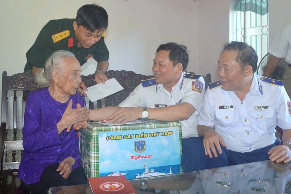 Thiếu tướng Trần Văn Xuân, Phó Chính ủy Cảnh sát biển Việt Nam và Thiếu tướng Trần Văn Hậu, Chính ủy Bộ Tư lệnh Vùng Cảnh sát biển 1 thăm hỏi, tặng quà Mẹ Việt Nam anh hùng Cao Thị Hợi ở phường Hoa Lư, tỉnh Ninh Bình.