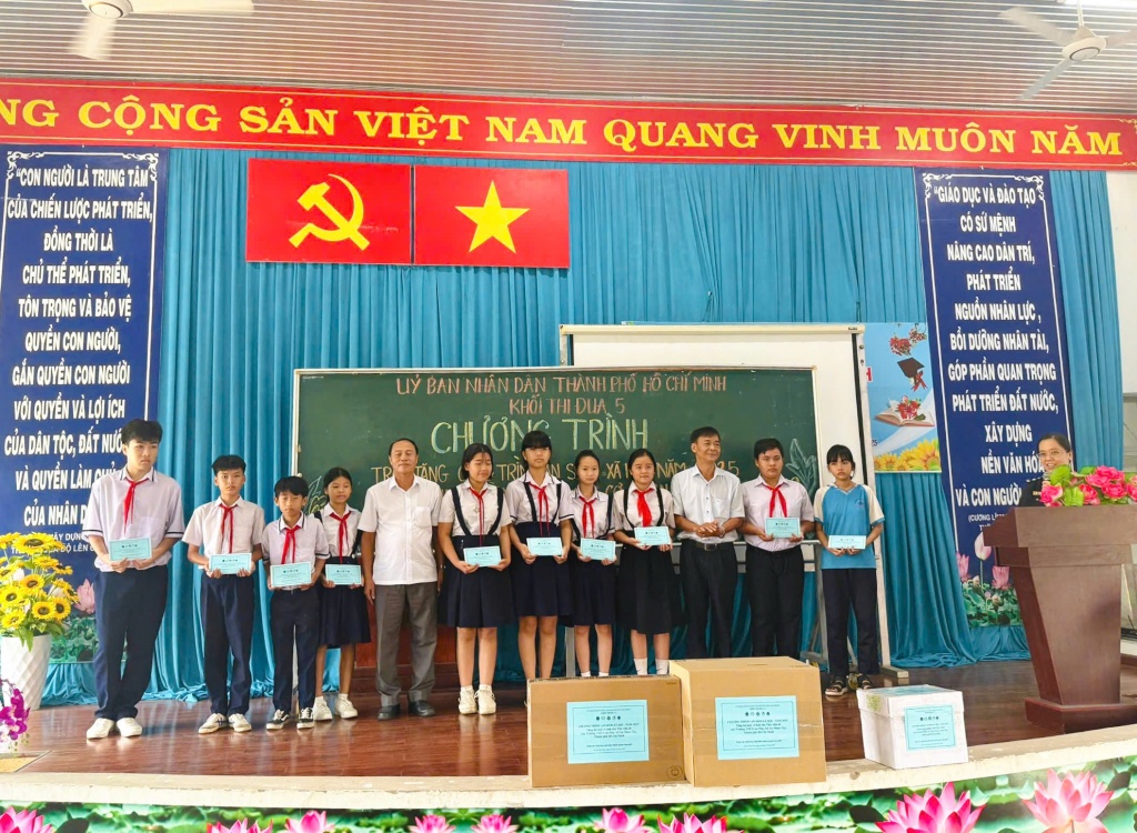 Khối thi đua 5 trao tặng công trình an sinh xã hội cho 2 trường học